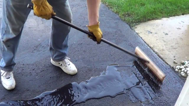 Tips to Prepare Your Driveway Before Sealcoating
