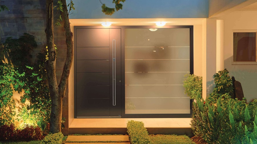 Design Trends: Stylish House Doors with Integrated Side Panels